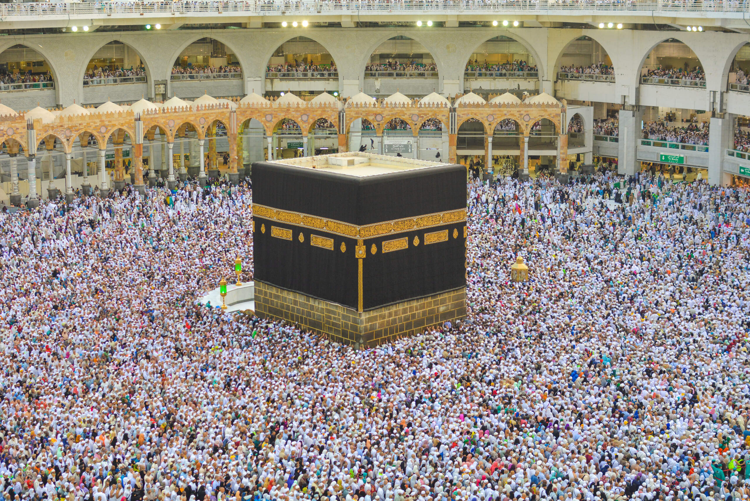 A picture of khana kaba where a lot of people performing Umrah.