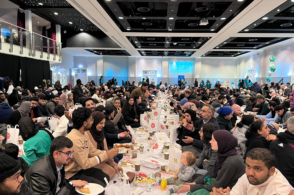 AVFC_blog A restaurant where a lot of people having their lunch.
