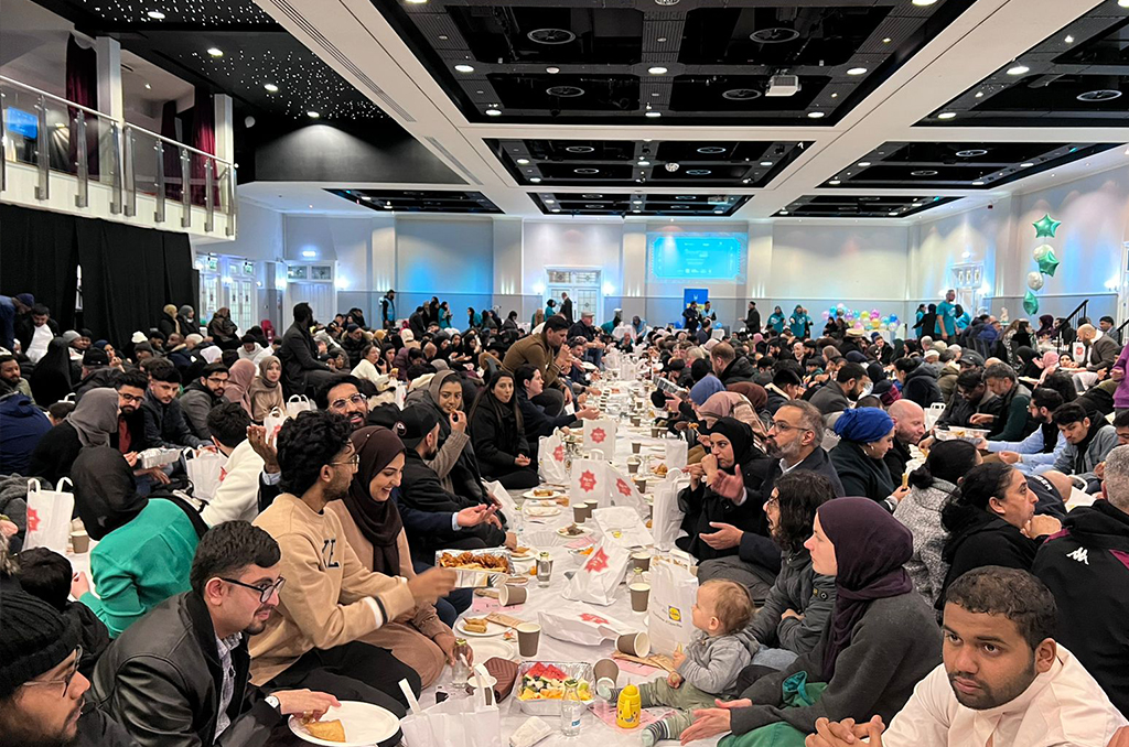 A restaurant where a lot of people having their lunch.